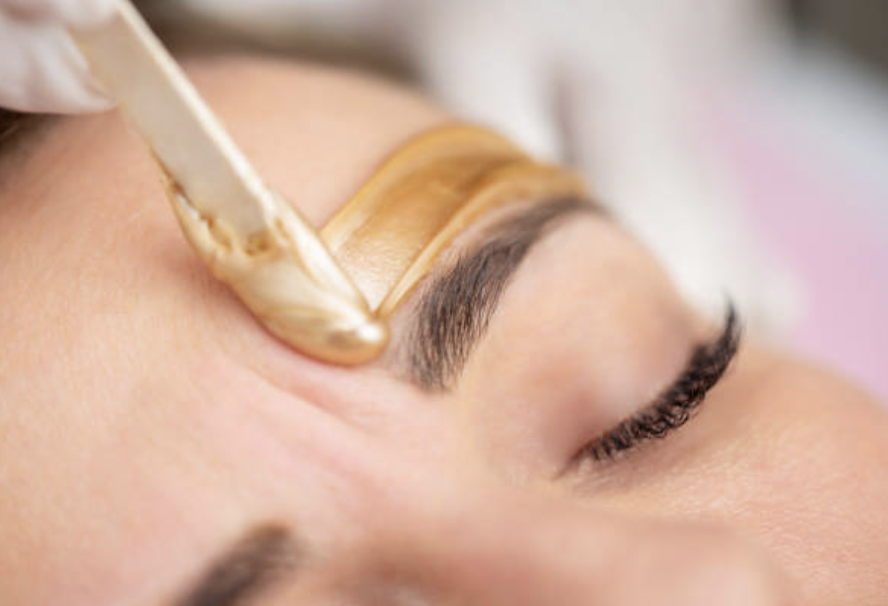 depilación con cera de cejas